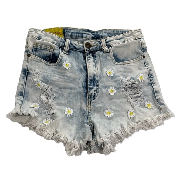 LF Daisy Patch Denim Shorts - Picture 2 of 3